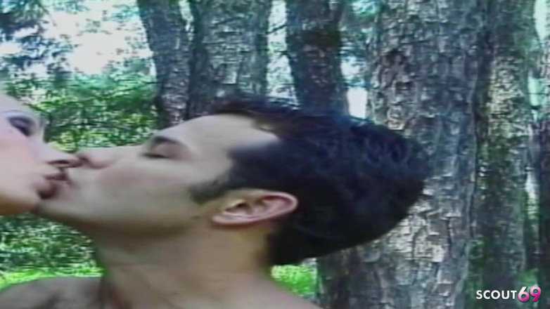 Shemale TS Collection: Блондинка сексуальний транссексуал спокушена на відкритому повітрі у відпустці і трахається в анал