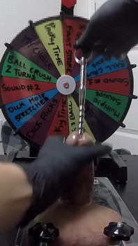 Mama mea vitregă joacă ruleta cu pula mea și stoarce toate sucurile