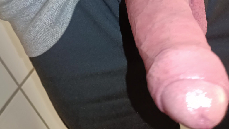 Rockardglans: 小便器での2つの負荷が屋外での巨根のオナニーと絶頂をクローズアップします