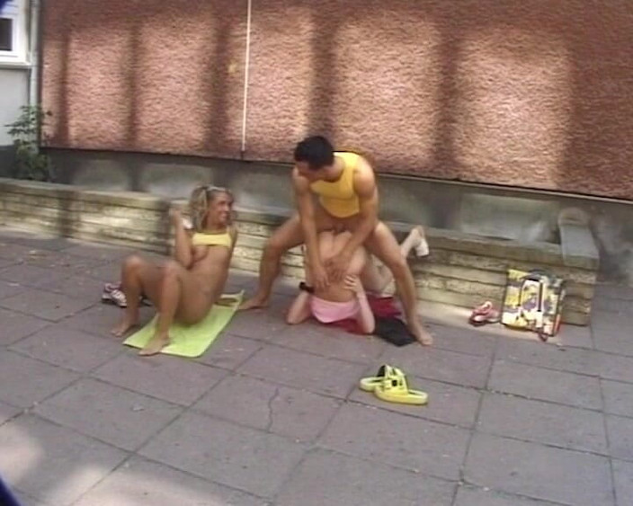BB Video - Vintage Story: Deutsches amateur-teen-orgie-schätzchen im freien anal gefickt # 2