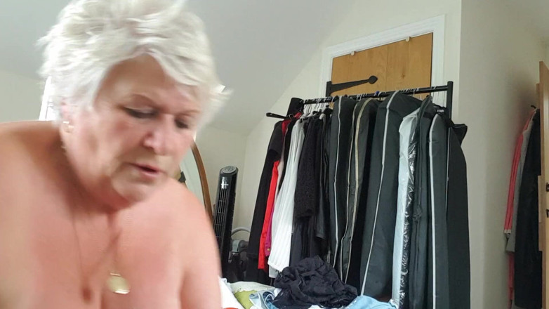 Uk Joolz: Růžový opasek, žádné kalhotky, didlo hra, krémové sperma.