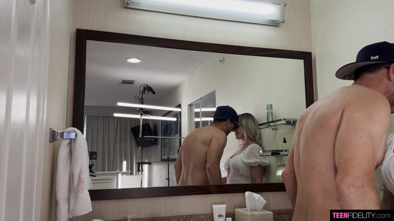 Pornfidelity: Teenfidelity - เกรซี่ถูกอ้าขาหีกว้างสุดๆ!