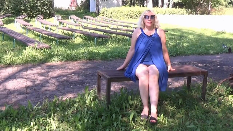 RedRoseRus: Külotsuz seksi kadın - yürüyüşte parıldayan