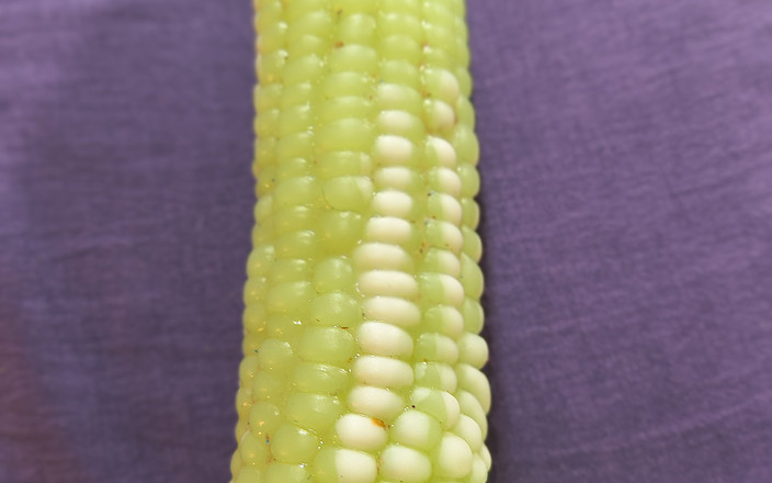 HerculesnVENUS: Bash na den práce krmil tlustou děvku kukuřici, teď prdí