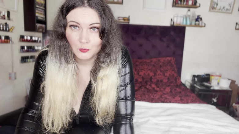 MissFFW: Älskarinna Ffw pissar i en skål för att visa förlorare