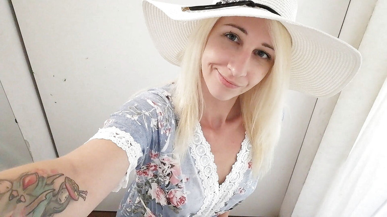 Cuteblonde666: Nudité en plein air dans le vestiaire