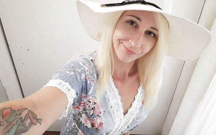 Cute Blonde 666: Buitenshuis naaktheid in kleedkamer