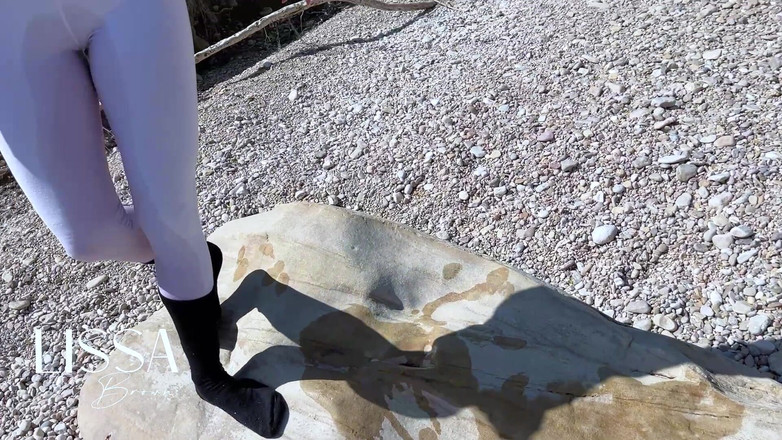 Lissa Brown: 濡れた靴下で歩く + ダブルトイレ