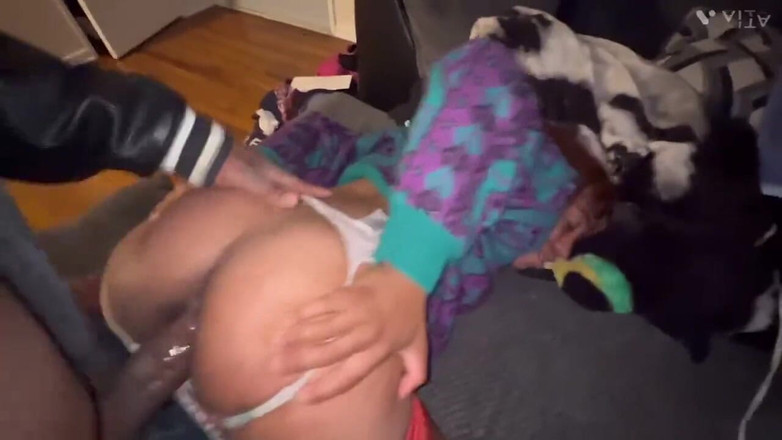 Fijii pornbox: 彼が変態ポルノを見てるのを見つけたから(笑)、クリスマスのセックスに私のアナルを使ってオナニーさせたんだ