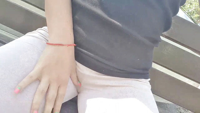 TheloveStory: Расслабляется на улице в одиночку в леггинсах с горячей верблюжьей лапкой