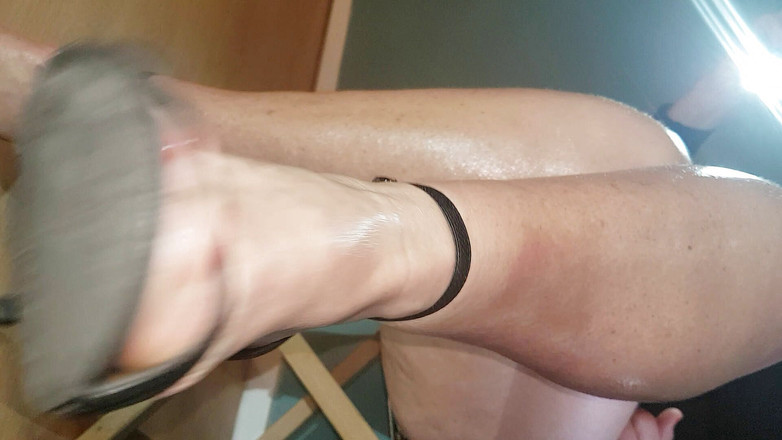 MisS Angel: Tạo dáng chân của tôi trong dây straps đẹp mắt và...