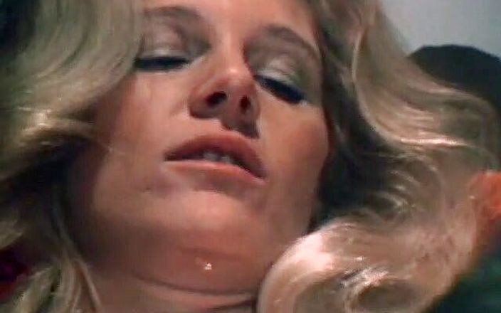 Classic Porn DVDs: MILF blondă cu pizda linsă pe pat