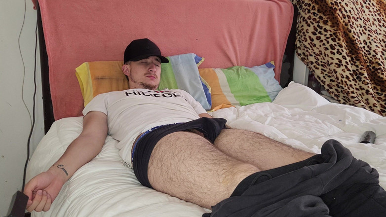 Jopy sex: His Niece Gets Into His Bed to Eat His Cock...