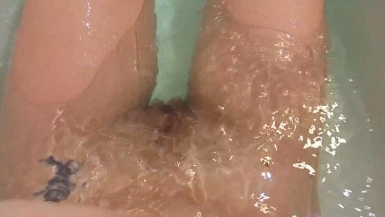 Cuteblonde666: Hairy pussy underwater bathtub