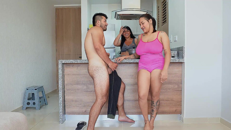 GIULIANA_BIG: Saya mengongkek abang tiri saya di dapur di hadapan adik...