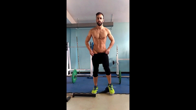 Zeus Ray: Nacktes Training im Fitnessstudio