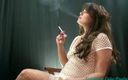 Wicked Smoking Stepmothers: Madura milf fuma, se masturba y posa