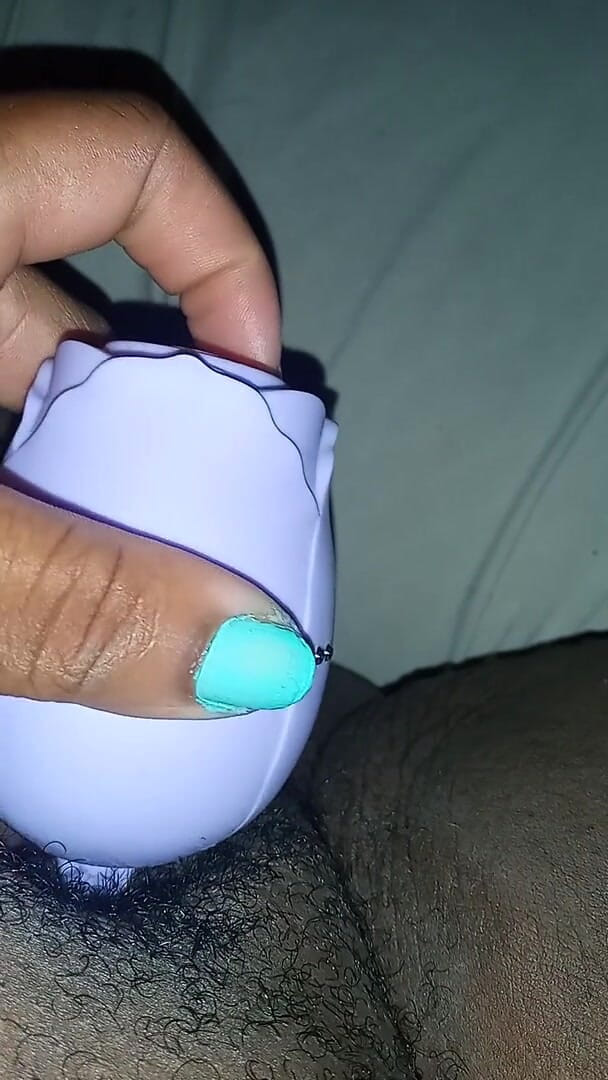 Juicy body goddess: Vibrating my juicy clit