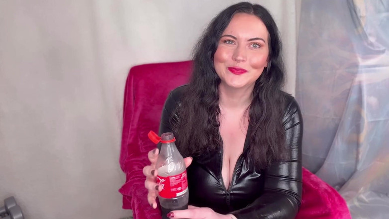 MissFFW: Miss Ffw thích một chai cola &amp; burping