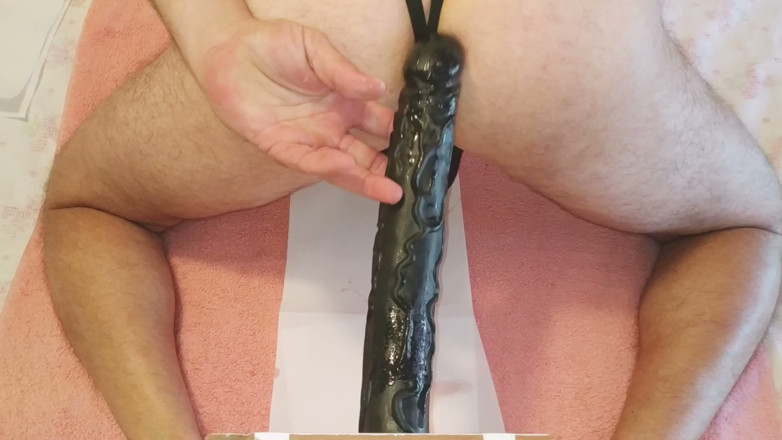 Dildofuckerxxx: Mi insaciable y hambriento culo se traga un enorme consolador 13,7