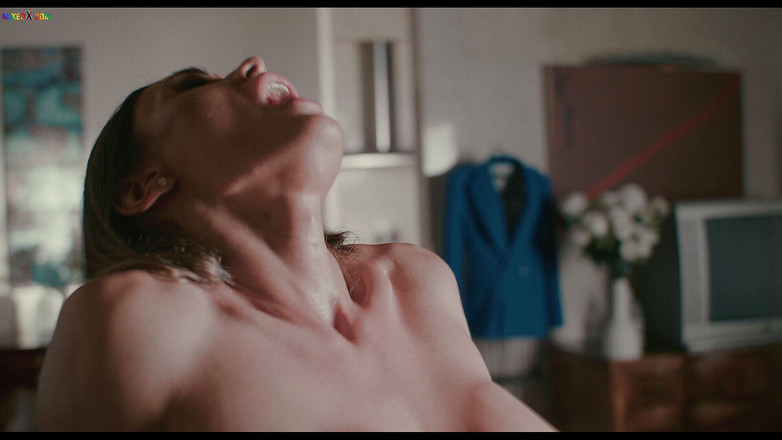 MixedX: 레즈 밀프 Kitana 그녀의 젊은 순진한 의붓여친을 사용하여 그녀의 성적 욕구를 충족시키다