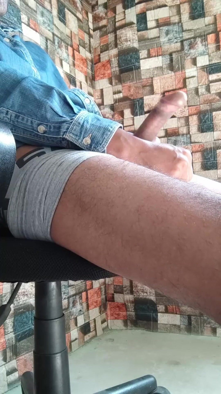 Hornyboy2058: Heißer typ in boxer stöhnt laut und streichelt seinen schwanz...