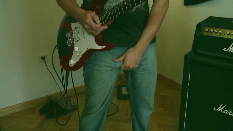 MILF stars: 胖乎乎的黑发正在吹大鸡巴