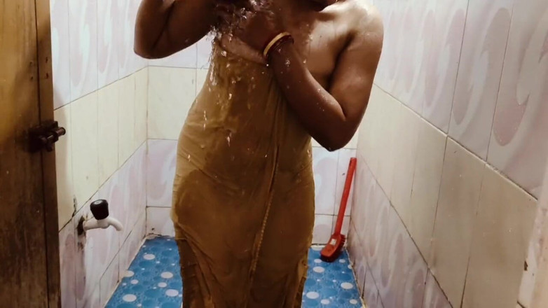 Madhu bhabhi: Video mandi bugil istri di rumah desa alami