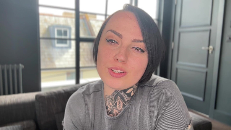 Miss Valentina: Obsedată de suptul pulii