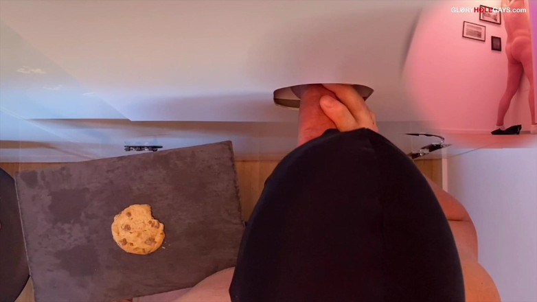 GLORYHOLEGAYS: Kijkgat papa komt klaar op een koekjesje - en ik slik...