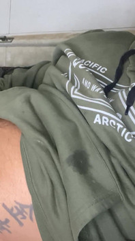 Barbudo grande pau masturbando e esfregando-se com porra