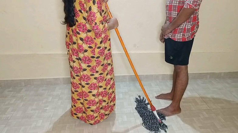 Queenrima: Saya membuat makcik pembantu rumah menghisap batang saya dan mengongkeknya...