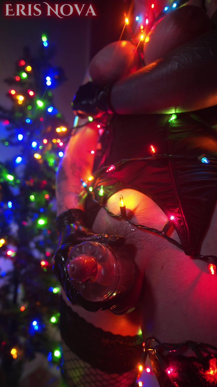 Eris Nova: エリス・ノヴァがクリスマスライトに包まれて自慰