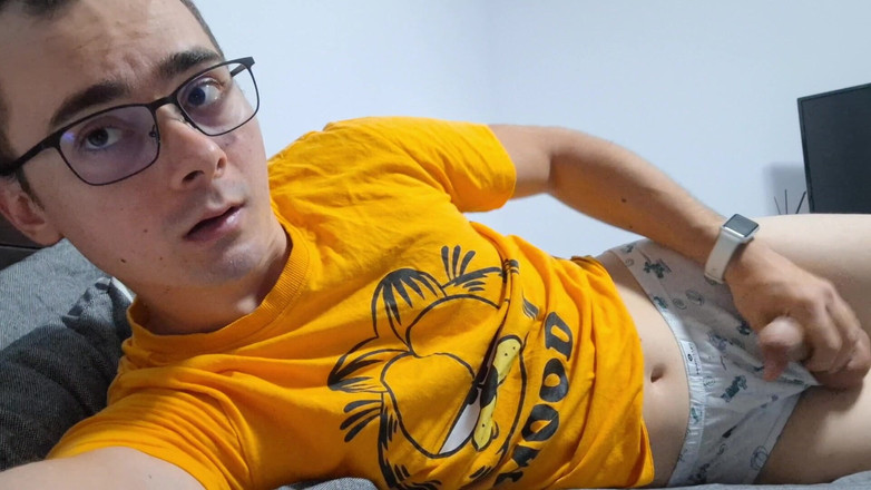 The college boy: Збуджений студент коледжу дрочить у ліжку, поки чекає вітчима