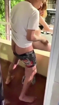 Mager tonåring knullad i balkongsex