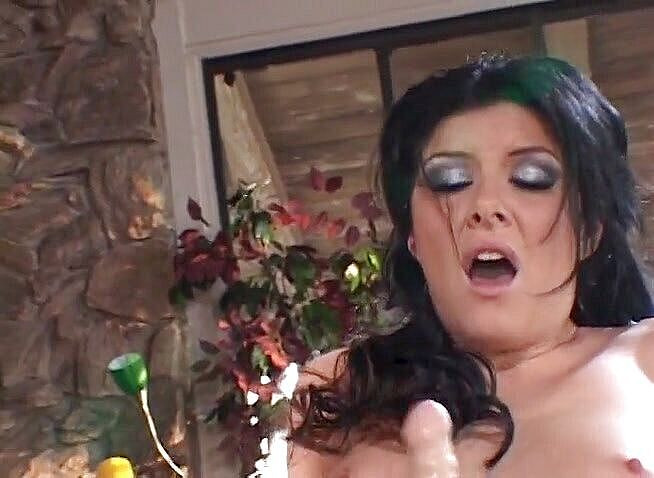 Lesbo Tube: Dua pelacur lesbian dan mainan baru mereka