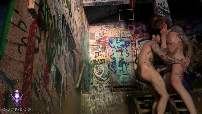 Gray Perrier: Транс-дівчину спіймали на траханні транса в покинутій будівлі