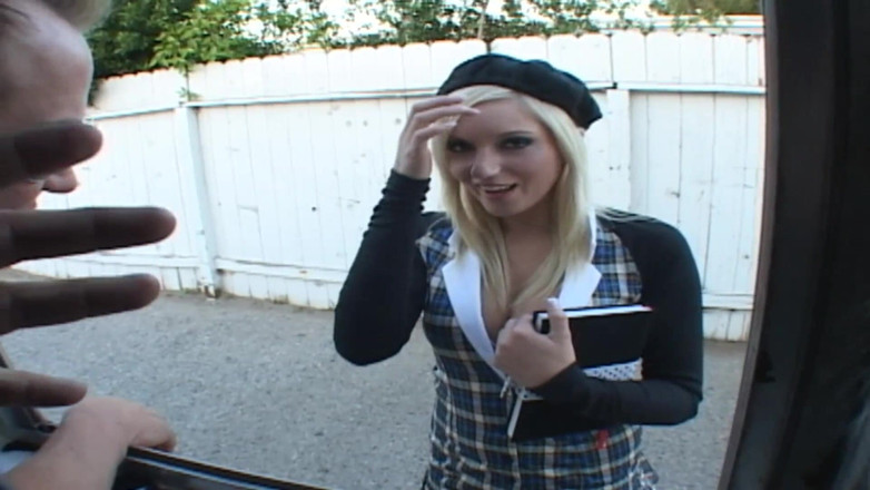 Content Candy: Sexy blondes teen zeigt schöne titten und wird im eiswagen...
