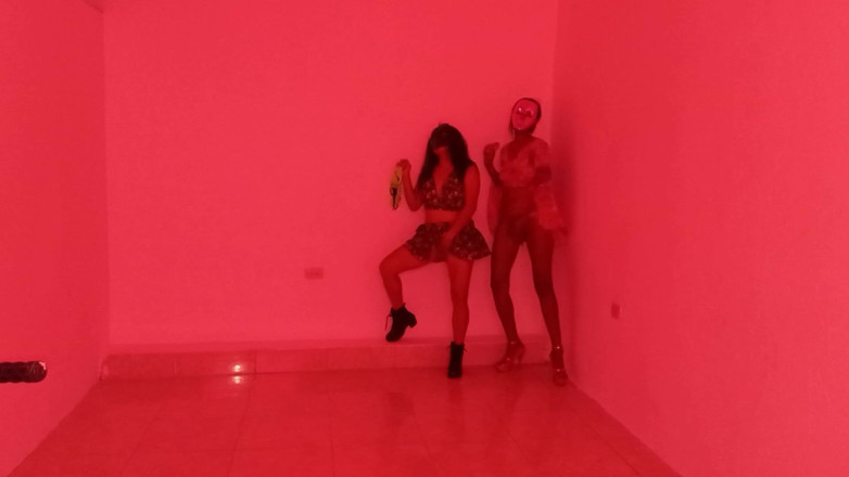 Martin13: En iyi arkadaşlar vajinalarını gösteren şehvetli bir dans yapmak için bir...