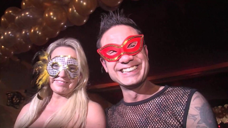 Old & Young: वह एक पार्टी में जाना चाहती हैं। जर्मन