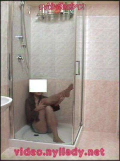 Nyllady: Onder de douche met panty