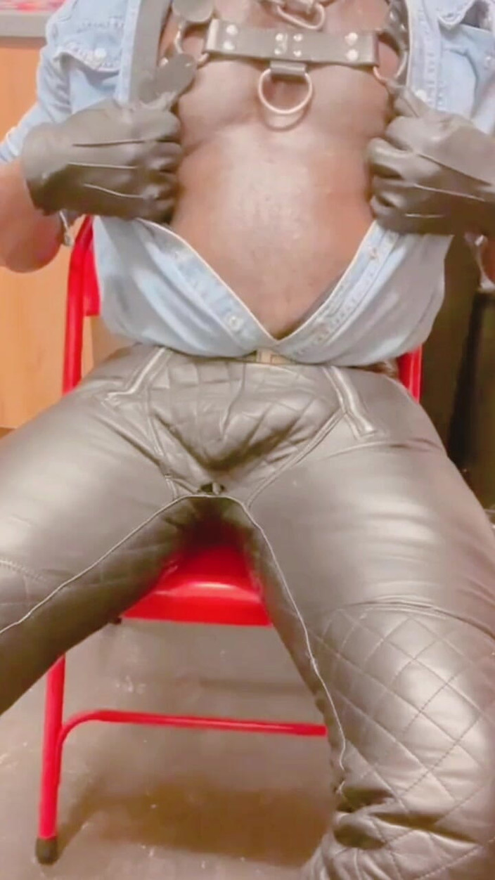 Black mature kinky muscle: Nevlastní otec s koženými svaly sólo hra na kozy