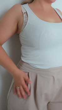 Elegantní Milfka Masturbuje Ve Stoje.