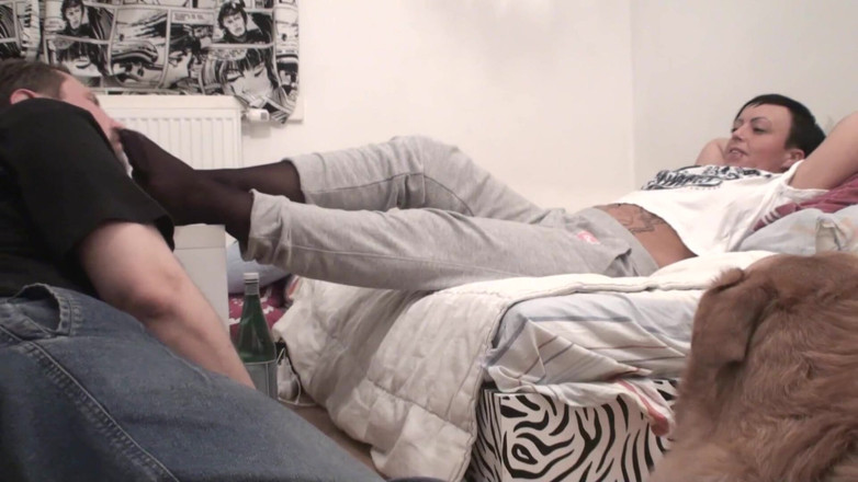 Foot Girls: Nylon feet licking