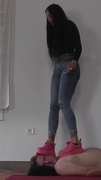 Dominatrix Cleo Fumando Y Aplastando