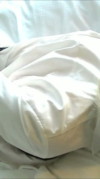 Blondine im hogtie mit höschen geknebelt, Ballknebel und Mikrofoam-tape!