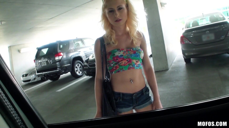 Stranded Teens: 거유 십대 - 쪼이는 보지로 리프트를 지불하는 금발의 Stacie Andrews