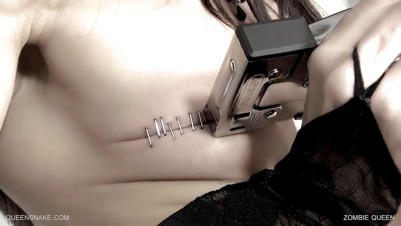 Queen Snake: Тимчасова модифікація цицьок і кицьок зі скріпками