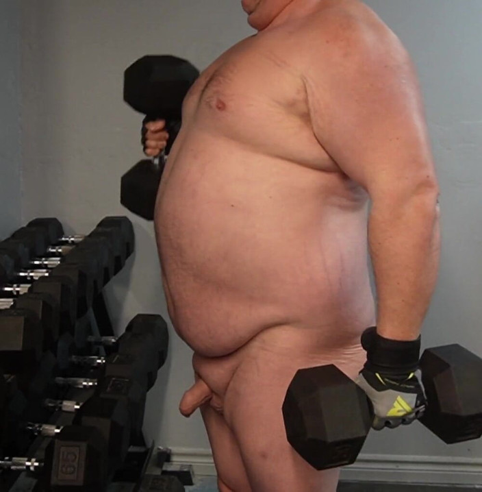 Beefy Brian: 肌肉发达的熊锻炼