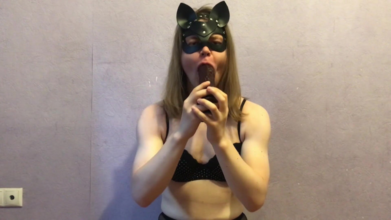 Elise Woods: Sissy Elise sitting blowjob and deepthroat